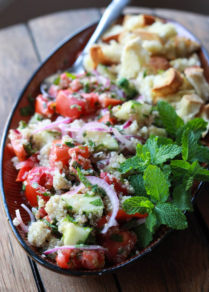 Quinoa and Heirloom Tomato Panzanella Salad - heirloom tomatoes + toasted croutons + quinoa = super yummy! Healthy way to use up your end of summer veggies | littlebroken.com @littlebroken