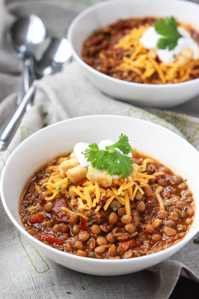 Meatless Monday never tasted so good! Hearty and chunky lentil chili much healthier than your traditional chili but tastes exactly like your favorite bowl of ground beef chili! |littlebroken.com @littlebroken #meatlessmonday #vegetarian #chili