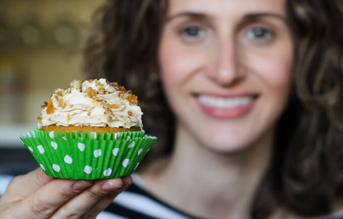 THE BEST Cupcakes Ever! Pumpkin + whipped brown sugar cream + pecan praline. Yummy! | littlebroken.com @littlebroken #cupcakes #pumpkin #thanksgiving