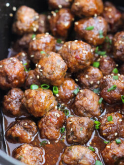 Crockpot cocktail meatballs are a perfect blend of sweet and savory. Perfect for holiday entertainment with easy prep and hardly any clean up. | littlebroken.com @littlebroken