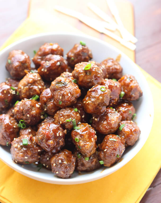Crockpot cocktail meatballs that are a perfect blend of sweet and savory. Perfect for holiday entertainment with easy prep and hardly any clean up. | littlebroken.com @littlebroken #thanksgiving #meatballs