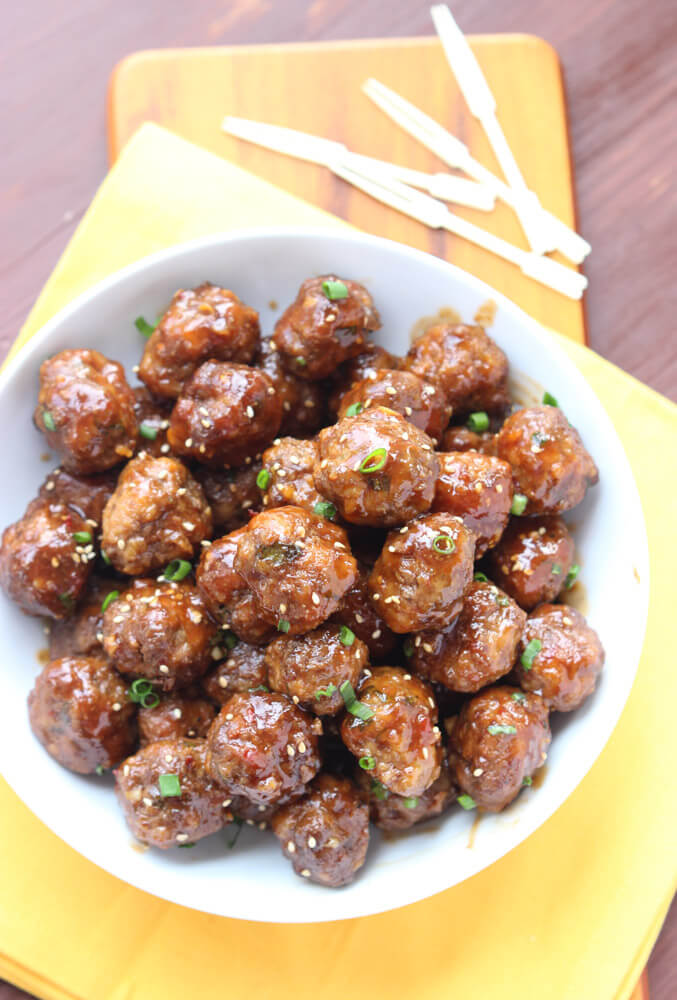 Crockpot cocktail meatballs that are a perfect blend of sweet and savory. Perfect for holiday entertainment with easy prep and hardly any clean up. | littlebroken.com @littlebroken #thanksgiving #meatballs