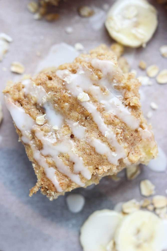 Yummy breakfast bars without the guilt! Made with simple ingredients on hand| littlebroken.com @littlebroken