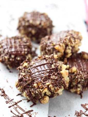 Day 9 of 12 Days of Cookies: chocolate thumbprint cookies with raspberry-caramel filling are a MUST this holiday season. Super soft, sophisticated and tastiest cookie ever! | littlebroken.com @littlebroken