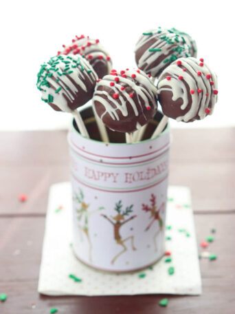 Day 12 of 12 Days of Cookies: step-by-step photos and instructions on how to make cake pops with a baking pan. Make these for any occasion. | littlebroken.com @littlebroken