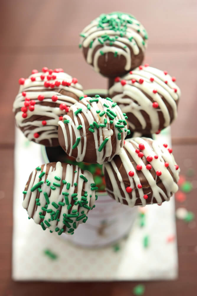 Day 12 of 12 Days of Cookies: step-by-step photos and instructions on how to make cake pops with a baking pan. Make these for any occasion. | littlebroken.com @littlebroken