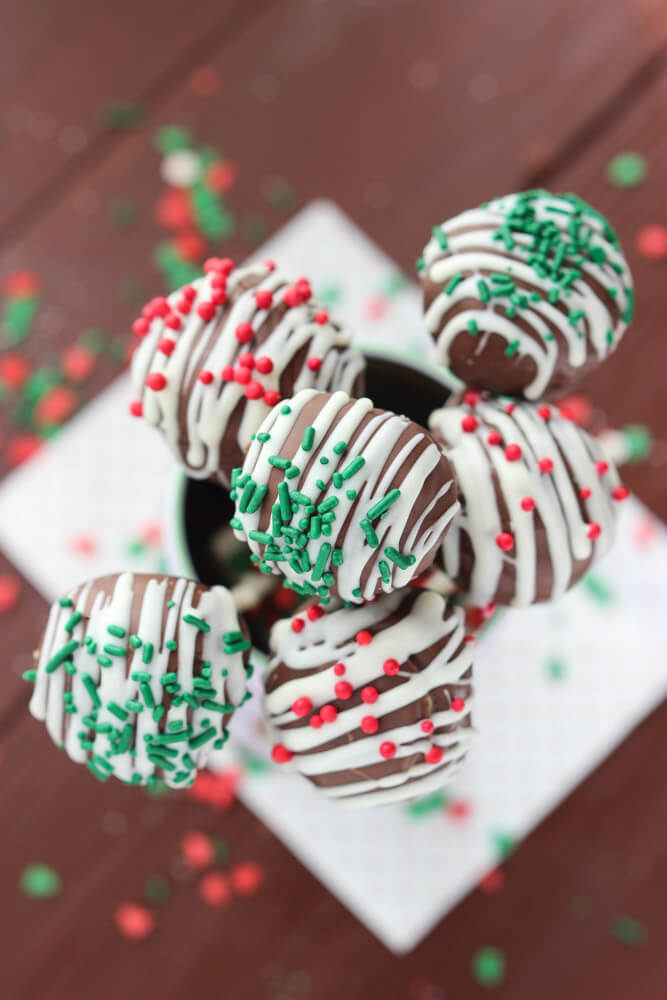Day 12 of 12 Days of Cookies: step-by-step photos and instructions on how to make cake pops with a baking pan. Make these for any occasion. | littlebroken.com @littlebroken
