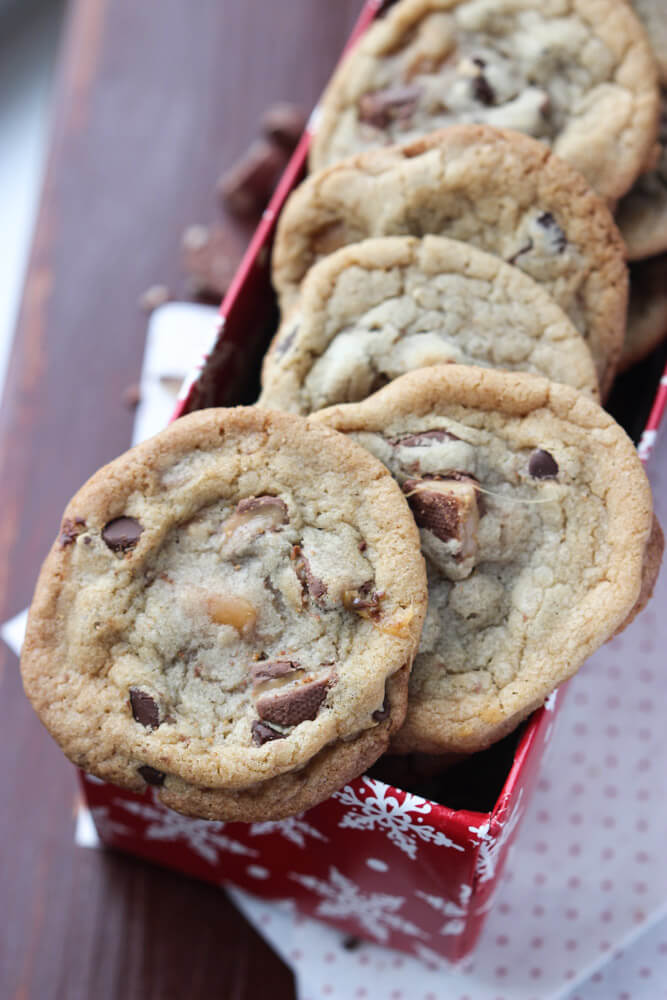 https://www.littlebroken.com/wp-content/uploads/2014/12/Toffee-Caramel-Chocolate-Cookies-1.jpg