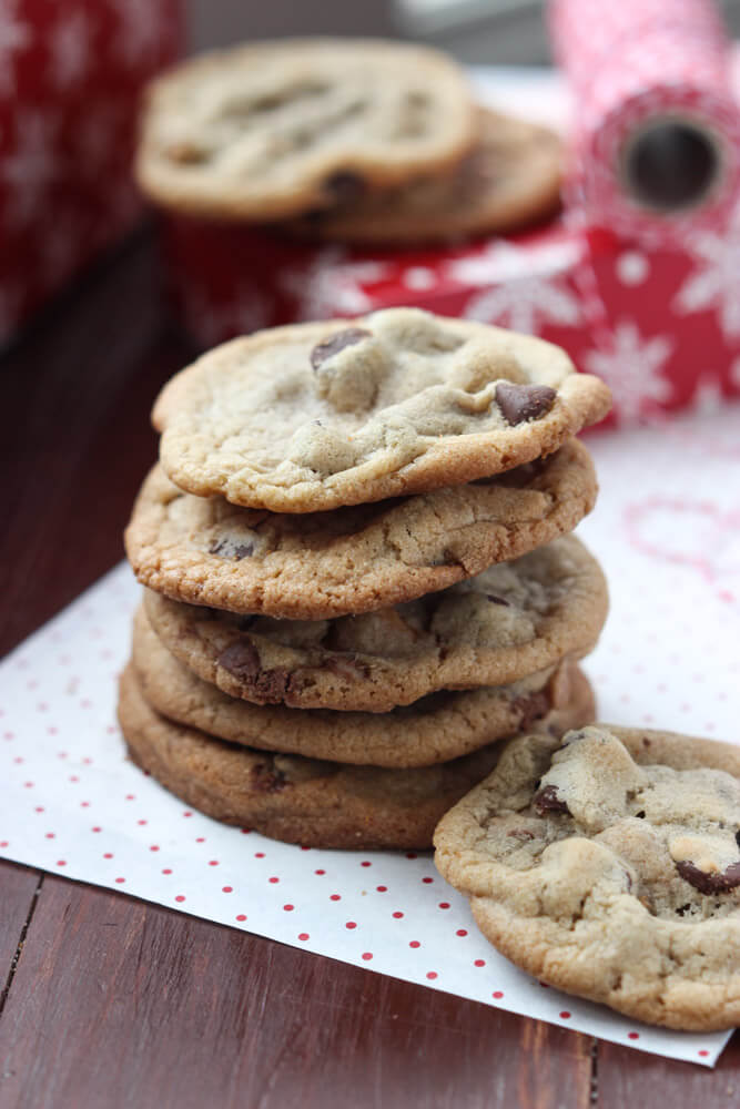 Day 5 of 12 Days of Cookies: chocolate chip cookies with chunks of toffee and caramels. Easiest cookie to make this holiday season!!! | littlebroken.com @littlebroken #christmascookies #chocolatechip
