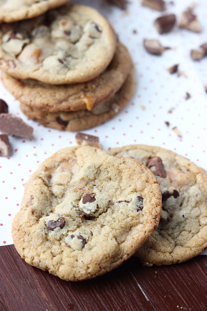 Day 5 of 12 Days of Cookies: chocolate chip cookies with chunks of toffee and caramels. Easiest cookie to make this holiday season!!! | littlebroken.com @littlebroken #christmascookies #chocolatechip