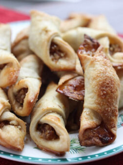 Day 6 of 12 Days of Cookies: flaky pastry dough filled with walnut filling. These are deliciously good for Christmas! | littlebroken.com @littlebroken #christmascookies