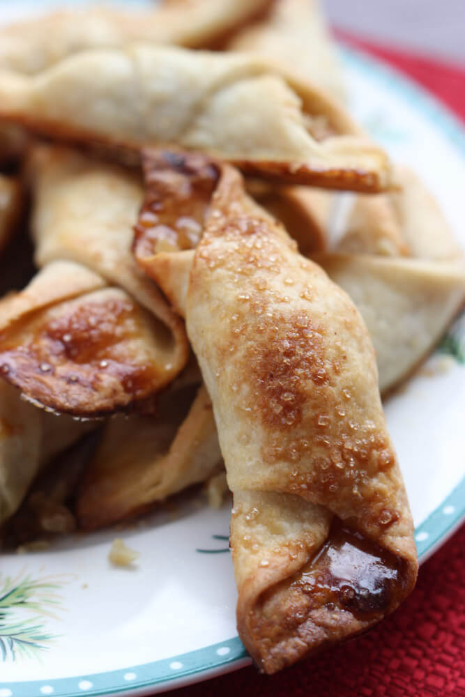 Day 6 of 12 Days of Cookies: flaky pastry dough filled with walnut filling. These are deliciously good for Christmas! | littlebroken.com @littlebroken #christmascookies