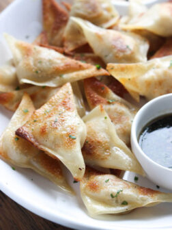 4-Ingredient potstickers that are juicy, tender, and delicious for dinner or appetizer. Need them now! | littlebroken.com @littlebroken