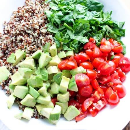 Superfoods quinoa salad with avocado, spinach and tomatos. Tossed in a zesty Greek vinaigrette for meatless lunch (GF) | littlebroken.com @littlebroken