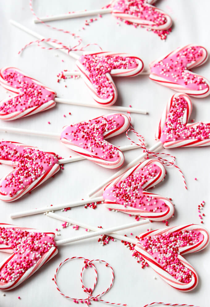 Only 4 items and 25 minutes to make these Valentine's Day Candy Pops | littlebroken.com @littlebroken