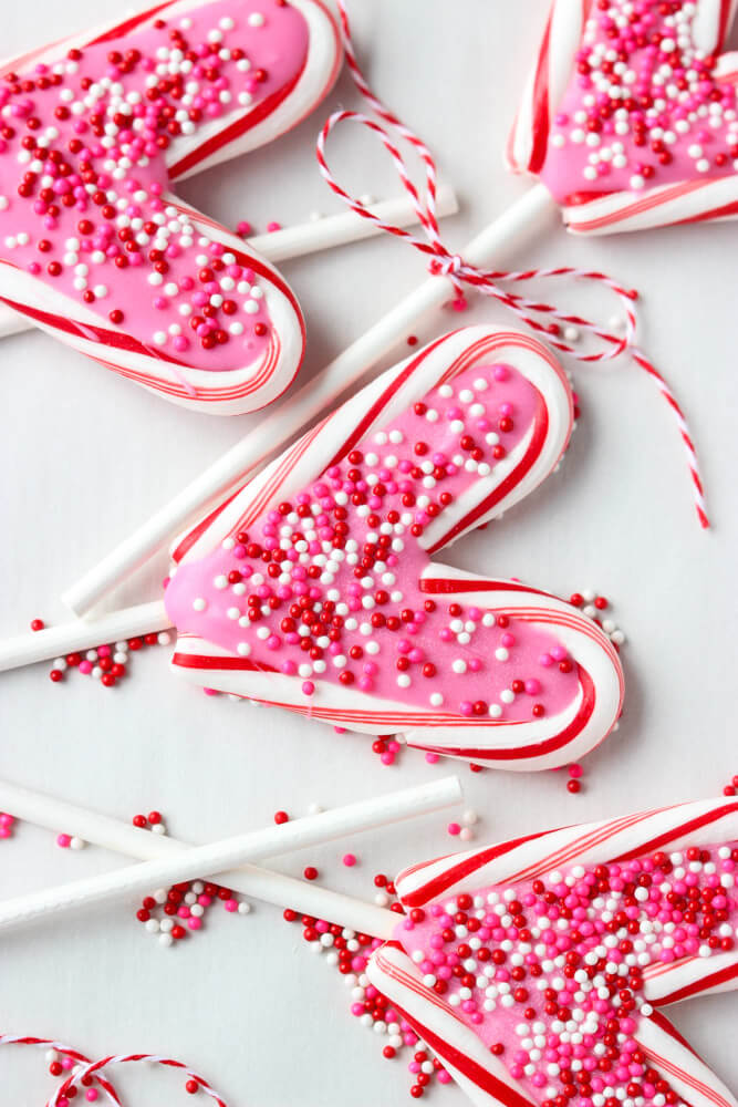 Only 4 items and 25 minutes to make these Valentine's Day Candy Pops | littlebroken.com @littlebroken