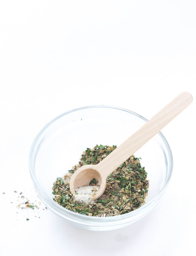 Homemade Zesty Italian Dressing Mix - with ton of flavor and similar to one at the store | littlebroken.com 