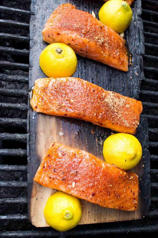Only 10 minutes to grill this super tender and moist lemon plank smoked salmon | littlebroken.com @littlebroken