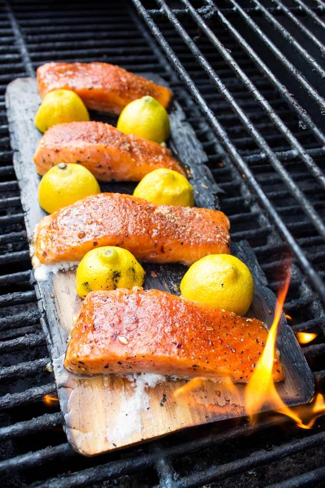 Only 10 minutes to grill this super tender and moist lemon plank smoked salmon | littlebroken.com @littlebroken