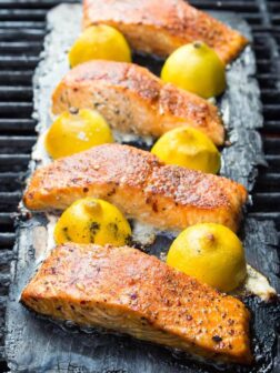 Only 10 minutes to grill this super tender and moist lemon plank smoked salmon | littlebroken.com @littlebroken