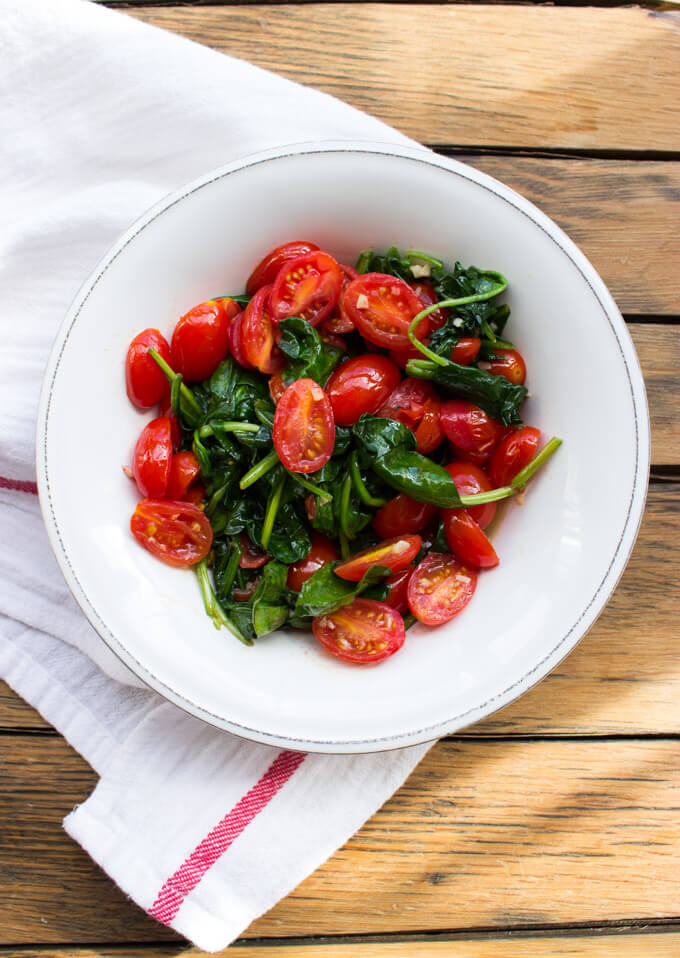 Egg Whites Scramble for Two - light and fluffy egg whites with spinach, tomatoes, and avocado. Healthy breakfast in minutes! | littlebroken.com @littlebroken