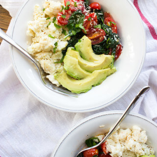 Egg Whites Scramble for Two - light and fluffy egg whites with spinach, tomatoes, and avocado. Healthy breakfast in minutes! | littlebroken.com @littlebroken