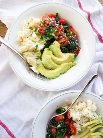 Egg Whites Scramble for Two - light and fluffy egg whites with spinach, tomatoes, and avocado. Healthy breakfast in minutes! | littlebroken.com @littlebroken