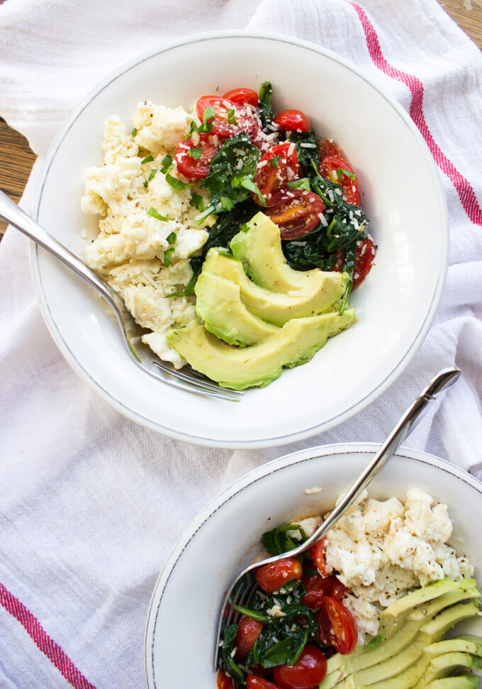 Egg Whites Scramble for Two - light and fluffy egg whites with spinach, tomatoes, and avocado. Healthy breakfast in minutes! | littlebroken.com @littlebroken