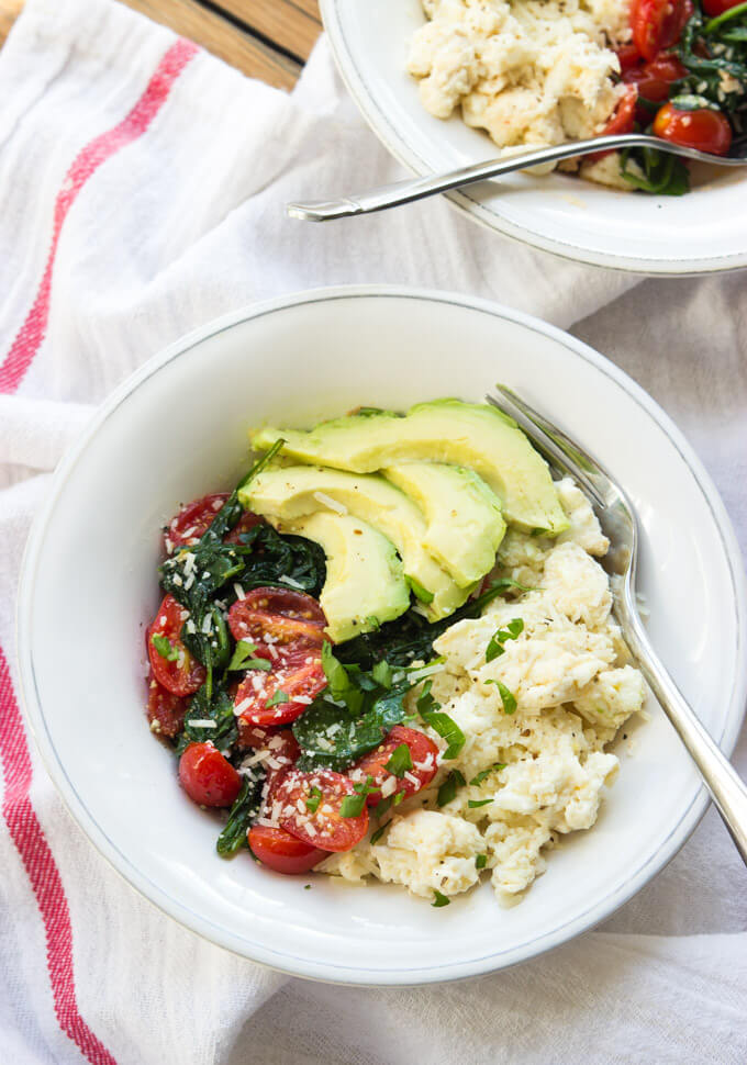 Egg Whites Scramble for Two - light and fluffy egg whites with spinach, tomatoes, and avocado. Healthy breakfast in minutes! | littlebroken.com @littlebroken