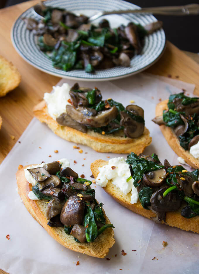 Mushroom and Burrata Cheese Crostini - crispy crostini topped with delicious mushroom + spinach + creamy burrata cheese. Can be made in advance for easy entertaining | littlebroken.com @littlebroken