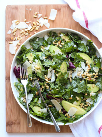 Parmesan Arugula Salad with Pine Nuts - the EASIESTS 5-minute salad you will ever need to make! | littlebroken.com @littlebroken