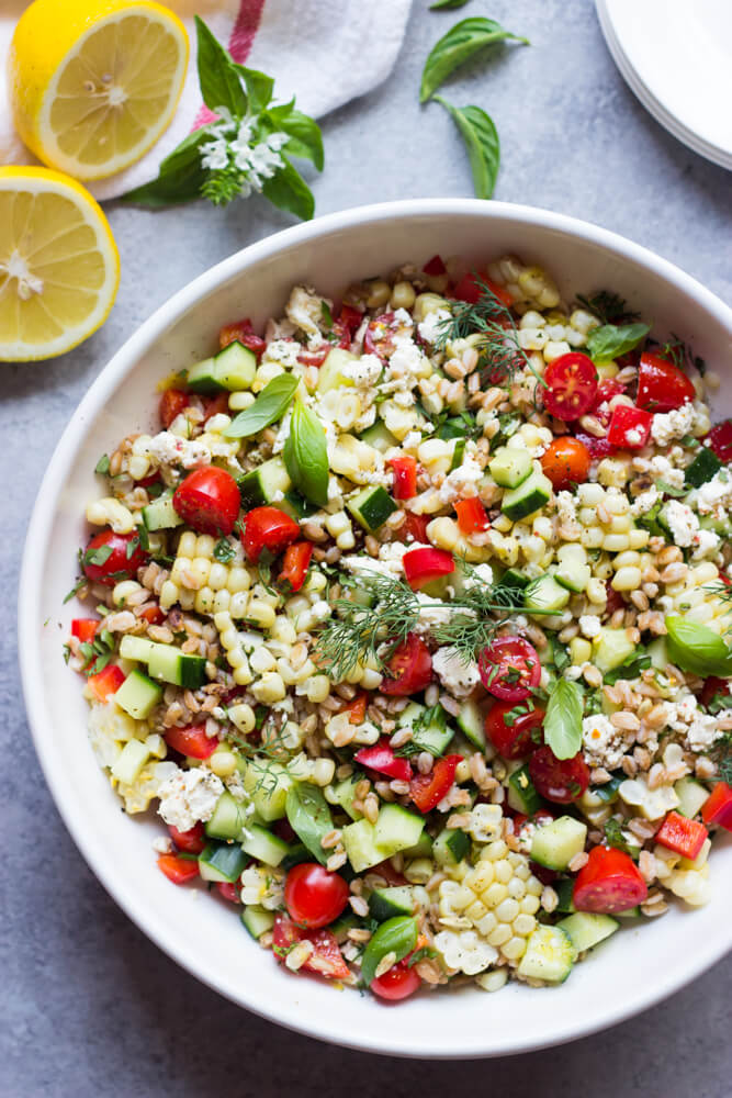 Chopped Farmers Market Farro Salad - loaded with good for you vegetables + hearty farro, and then tossed in the most flavorful honey lemon vinaigrette. Plus only at 156 calories! | littlebroken.com @littlebroken