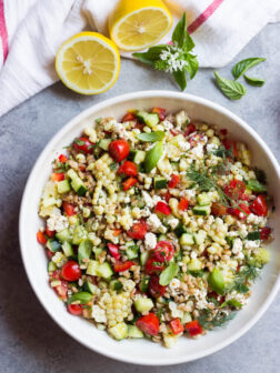 Chopped Farmers Market Farro Salad - loaded with good for you vegetables + hearty farro, and then tossed in the most flavorful honey lemon vinaigrette. Plus only at 156 calories! | littlebroken.com @littlebroken