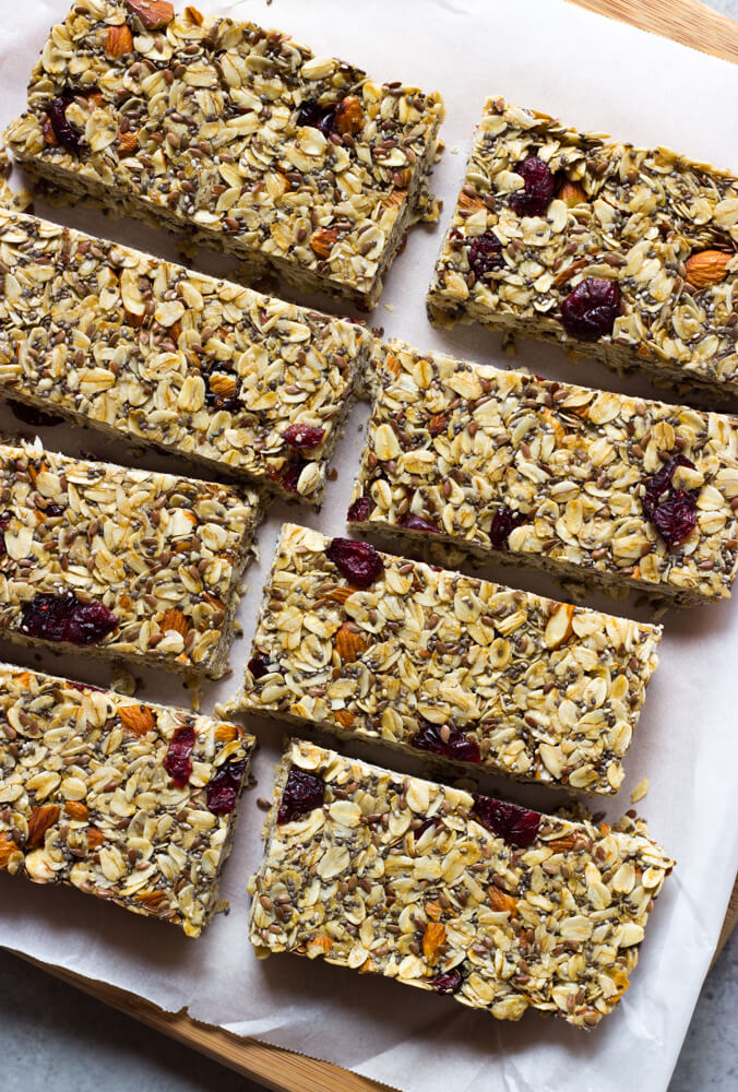 Soft and Chewy Granola Bars - made with wholesome good for you ingredients. These granola bars are perfect for school lunches, breakfast on the go, or healthy snack | littlebroken.com @littlebroken