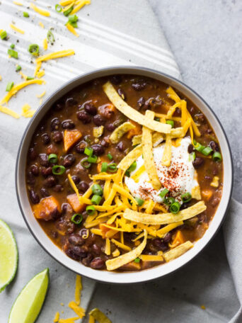 Black Bean and Sweet Potato Chili - the best vegetarian chili! | littlebroken.com @littlebroken