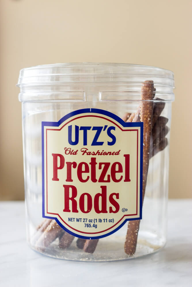 Bretzels Recouverts de chocolat de Noël - seulement 3 ingrédients pour faire ces friandises de vacances super faciles et festives! | littlebroken.com @littlebroken