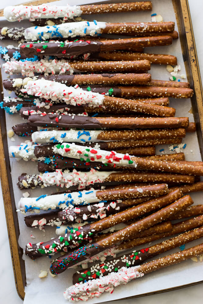 met Kerstchocolade bedekte Pretzels-slechts 3 ingrediënten om deze super gemakkelijke en feestelijke vakantie traktaties te maken! | littlebroken.com @littlebroken