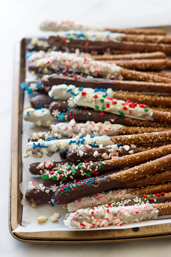 met Kerstchocolade bedekte Pretzels - slechts 3 ingrediënten om deze super gemakkelijke en feestelijke vakantie traktaties te maken! | littlebroken.com @littlebroken