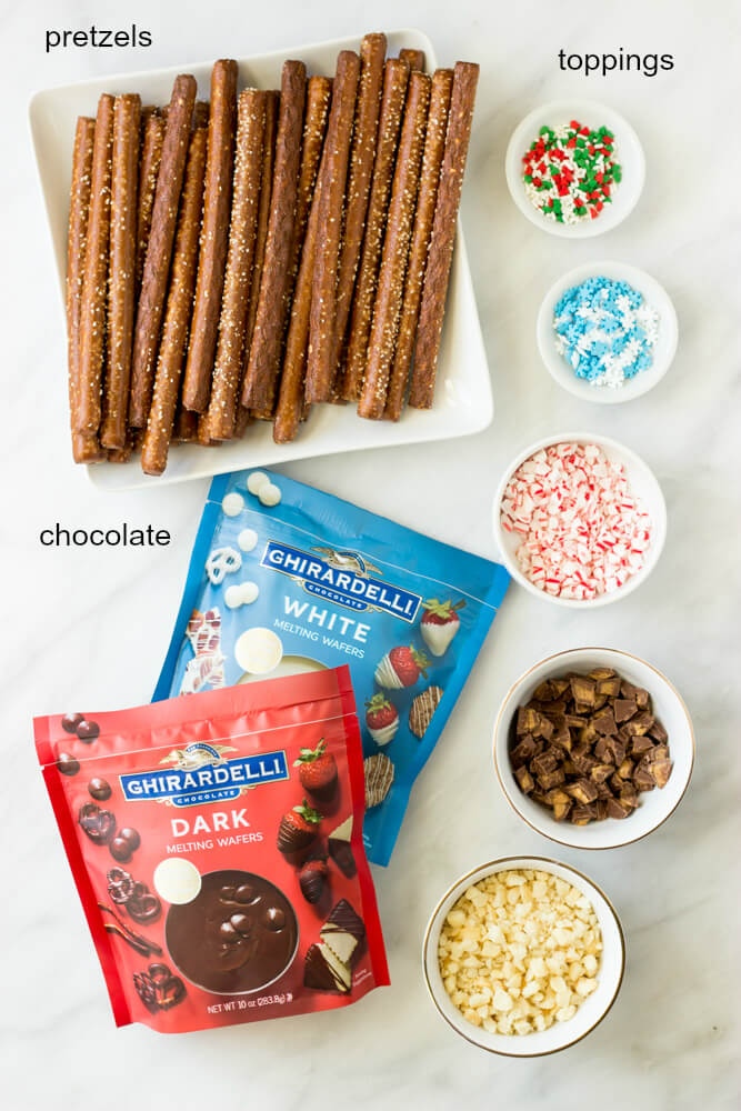 Pretzels cubiertos de Chocolate Navideño: ¡solo 3 ingredientes para hacer estas delicias navideñas súper fáciles y festivas! | littlebroken.com @littlebroken