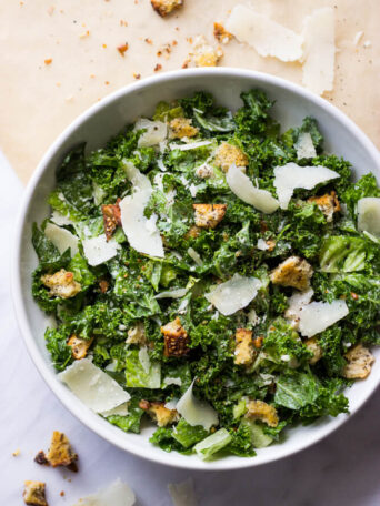 Kale Caesar Salad - nutritious kale and romaine caesar salad with greek yogurt caesar dressing | littlebroken.com @littlebroken