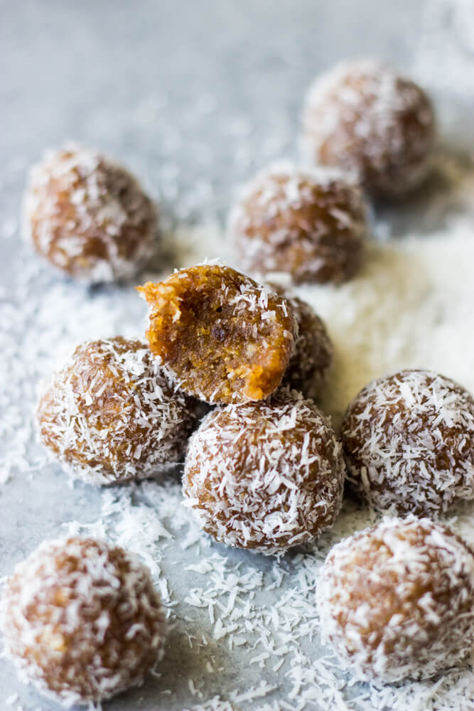 3-Ingredient Coconut Date Bites - slechts drie simpele ingrediënten om dit paleo en vegan friendly dessert te maken | littlebroken.com @littlebroken