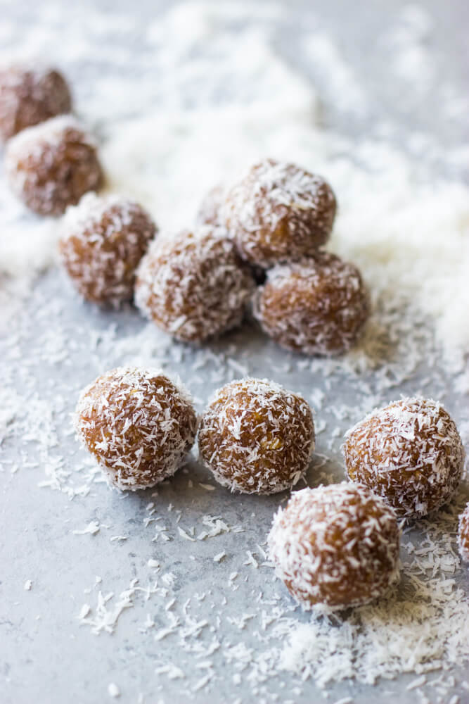 3-Ingredient Coconut Date Bites - slechts drie eenvoudige ingrediënten om deze paleo en vegan vriendelijke dessert te maken | littlebroken.com @littlebroken