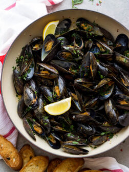 Steamed Mussels with Garlic and Parsley - only 8 ingredients to make the BEST tasting steamed mussels! | littlebroken.com @littlebroken