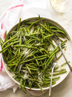 Roasted Garlic Green Beans - only 4 ingredients to make these addictive green beans! | littlebroken.com @littlebroken