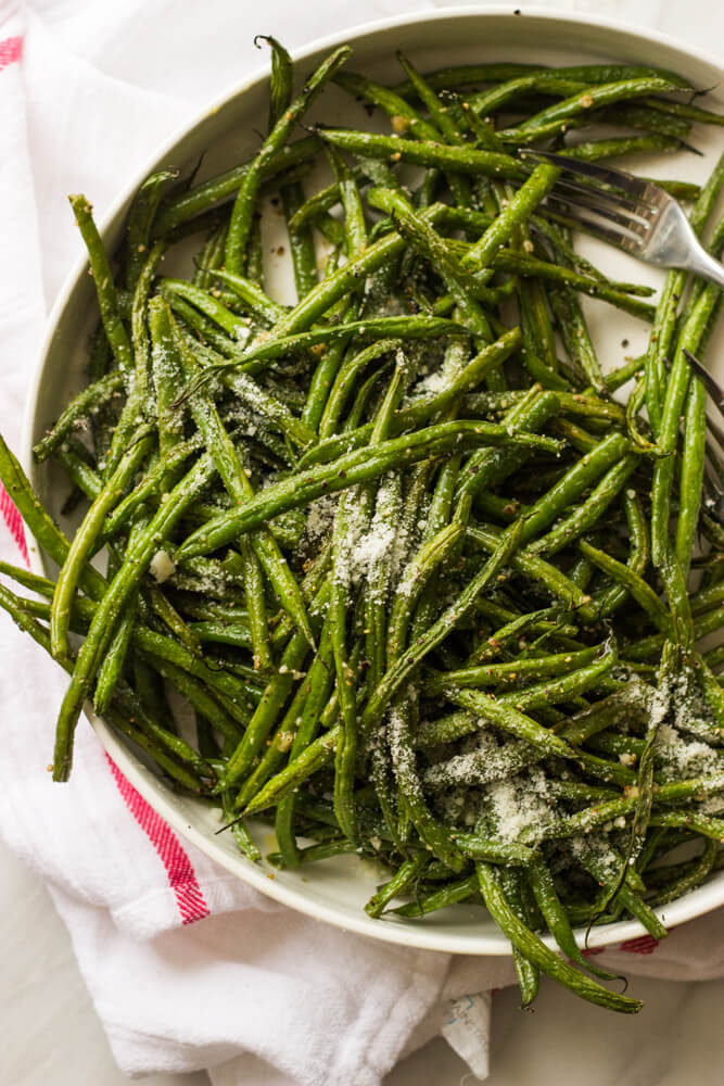 close up oven roasted green beans