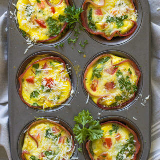 Easy Ham and Egg Muffins - only 6 simple ingredients and these egg muffins practically make themselves! So good with all the veggies and white cheddar cheese | littlebroken.com @littlebroken