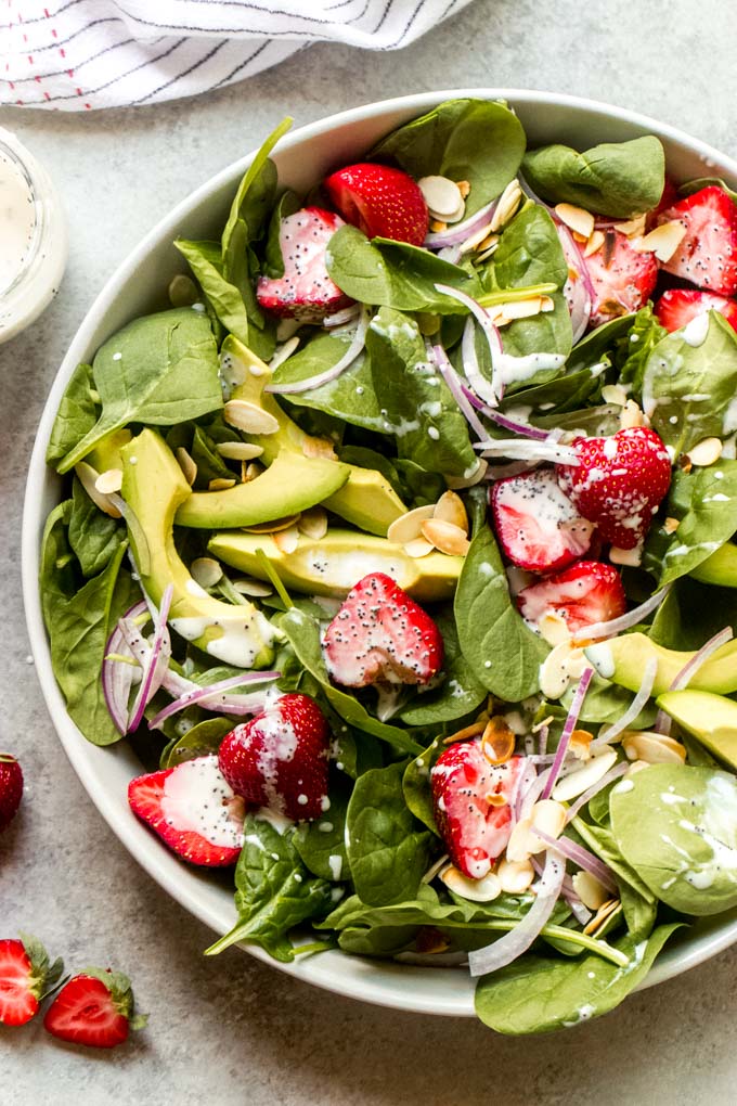 aardbeien avocado salade met maanzaaddressing