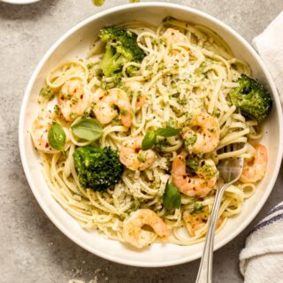 shrimp pesto pasta with broccoli