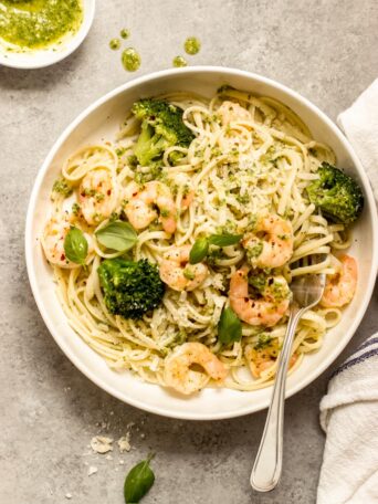 shrimp pesto pasta with broccoli