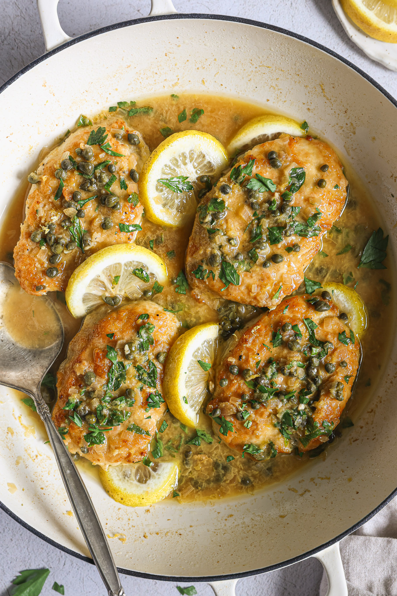 chicken piccata with sliced lemon slices.
